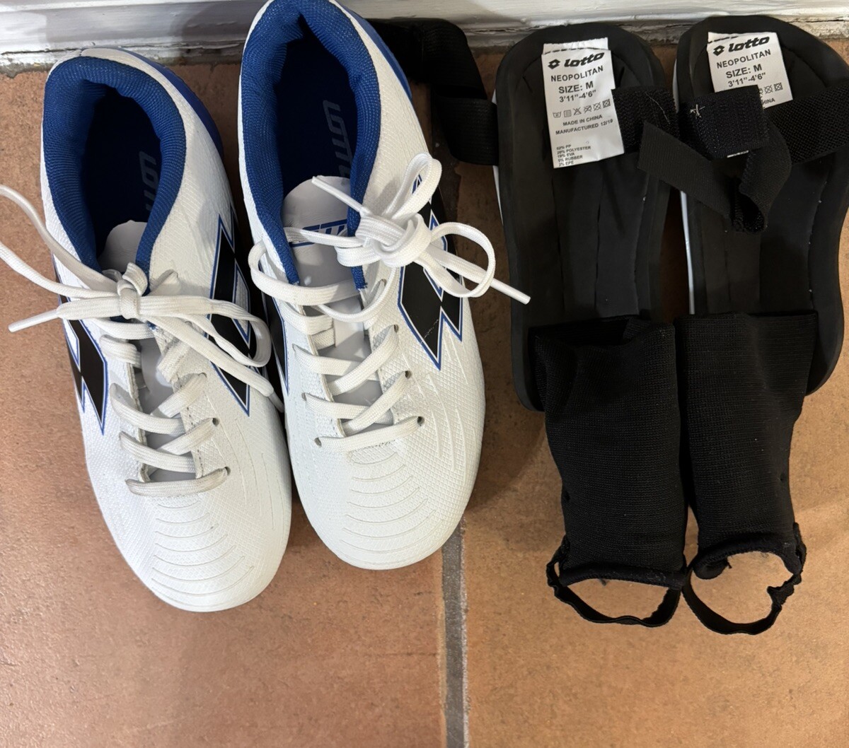Scarpe da calcio Lotto per bambini taglia 3 con protezioni per stinchi taglia M