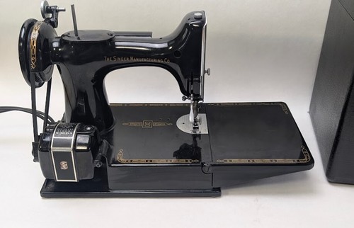 Macchina da cucire pulita 1956 SINGER 221 peso piuma e custodia FUNZIONANTE vedi video - Foto 3 di 12