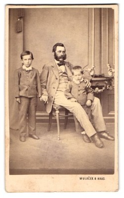 Fotografie Mulacek & Haas, Pilsen, Herr Fort mit seinen beiden kleinen Söhnen i 