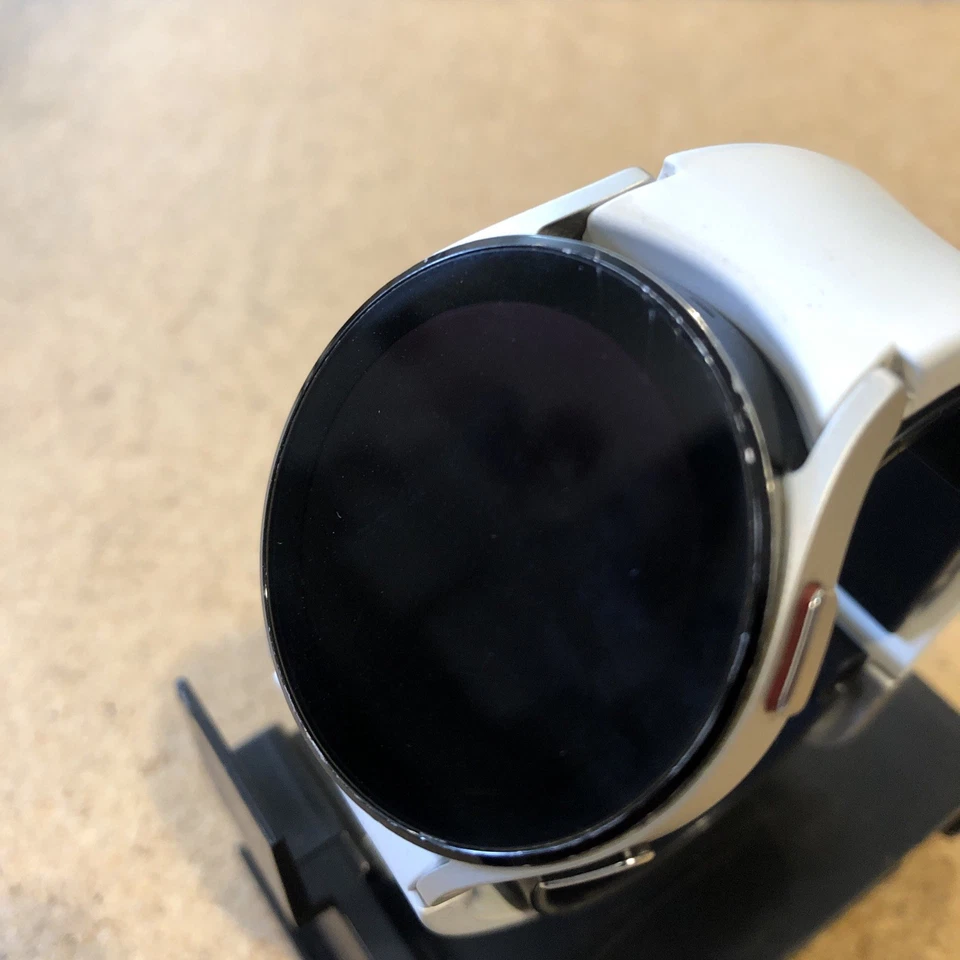 Samsung Galaxy Watch 4 40mm GPS Wifi Bluetooth Smartwatch SM-R860 Silver S/M - Image 2 of 4