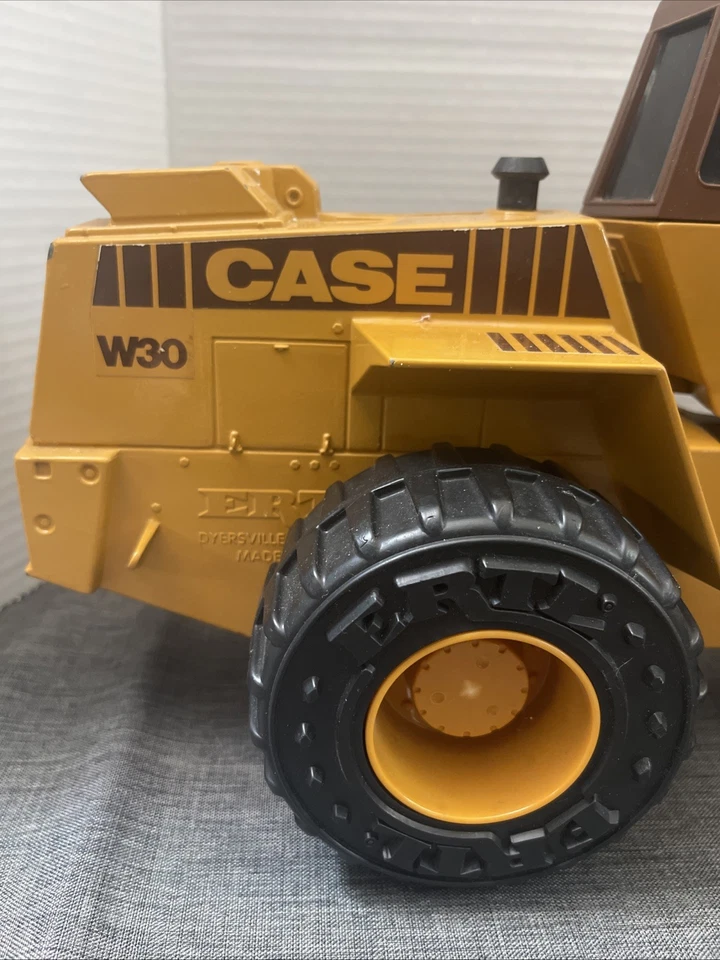 1:16 Vintage Ertl Case IH W30 Die Cast Metal Wheel Front Loader - Image 4 of 4