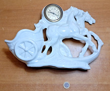 Scultura di cavalli in corsa con biga in ceramica con orologio a carica vintage