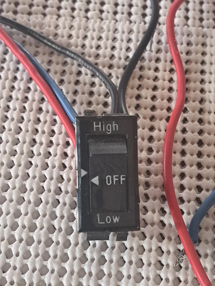 Interruptor de encendido/apagado para aspiradora Eureka Sanitaire, modelo S650.  Foto 2 de 4