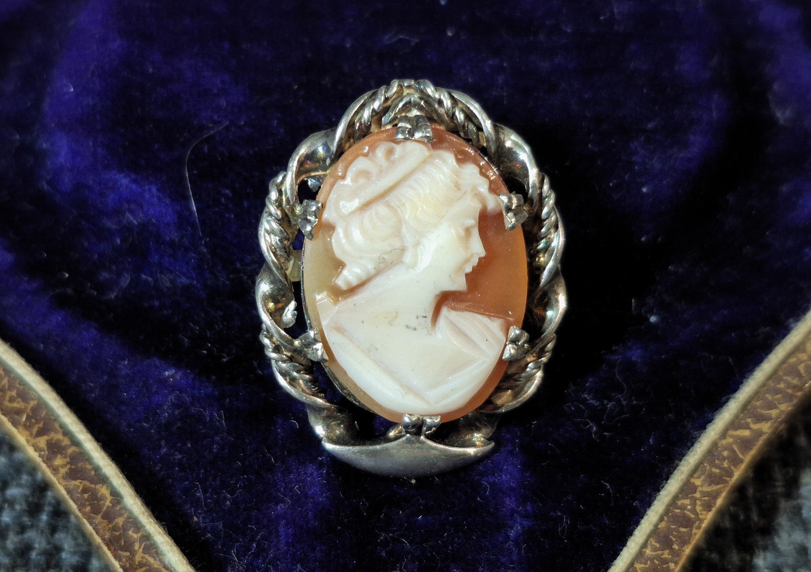 Exceptional Antique Solid SILVER small SHELL Carv… - image 1