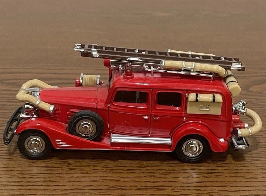 Matchbox Models of Yesteryear Fire Truck Ser 1933 Cadillac Fire Wagon YFE03 - Image 4 of 4