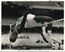 1985 Press Photo Boston University's Nick Saunders Clears Bar in High Jump