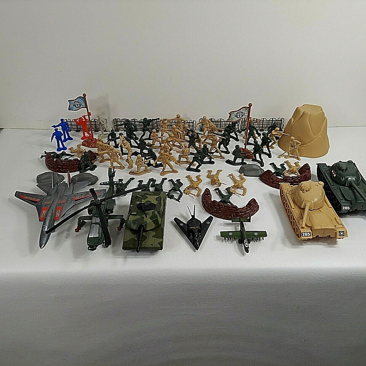 Toys R Us True Heroes Military Forces Play Set Toy Soldier Tanks