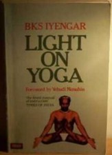 Light on Yoga: Yoga Dipika (Over 200 postures & 14 breathing exercises describ,