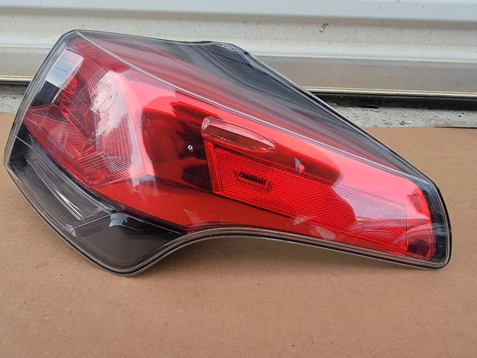 Luz trasera Toyota RAV4 2016-2018 OEM con LED lado derecho del pasajero 81550-42192 Foto 4 de 4
