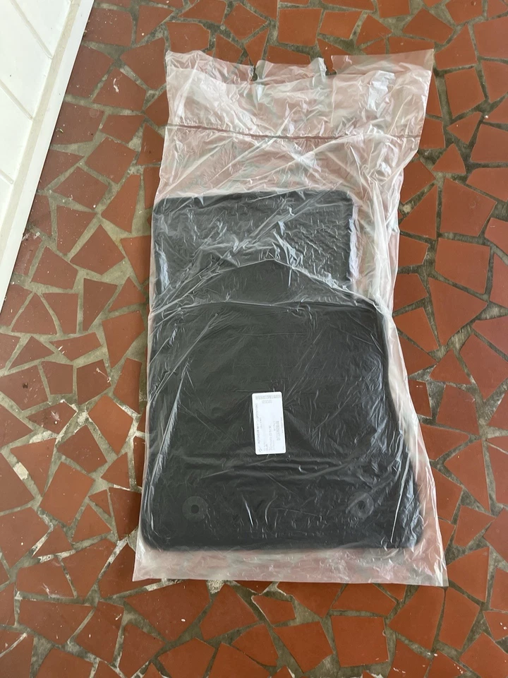 Alfombrillas negras nuevas de fábrica Camaro 2016-2024 Foto 2 de 3