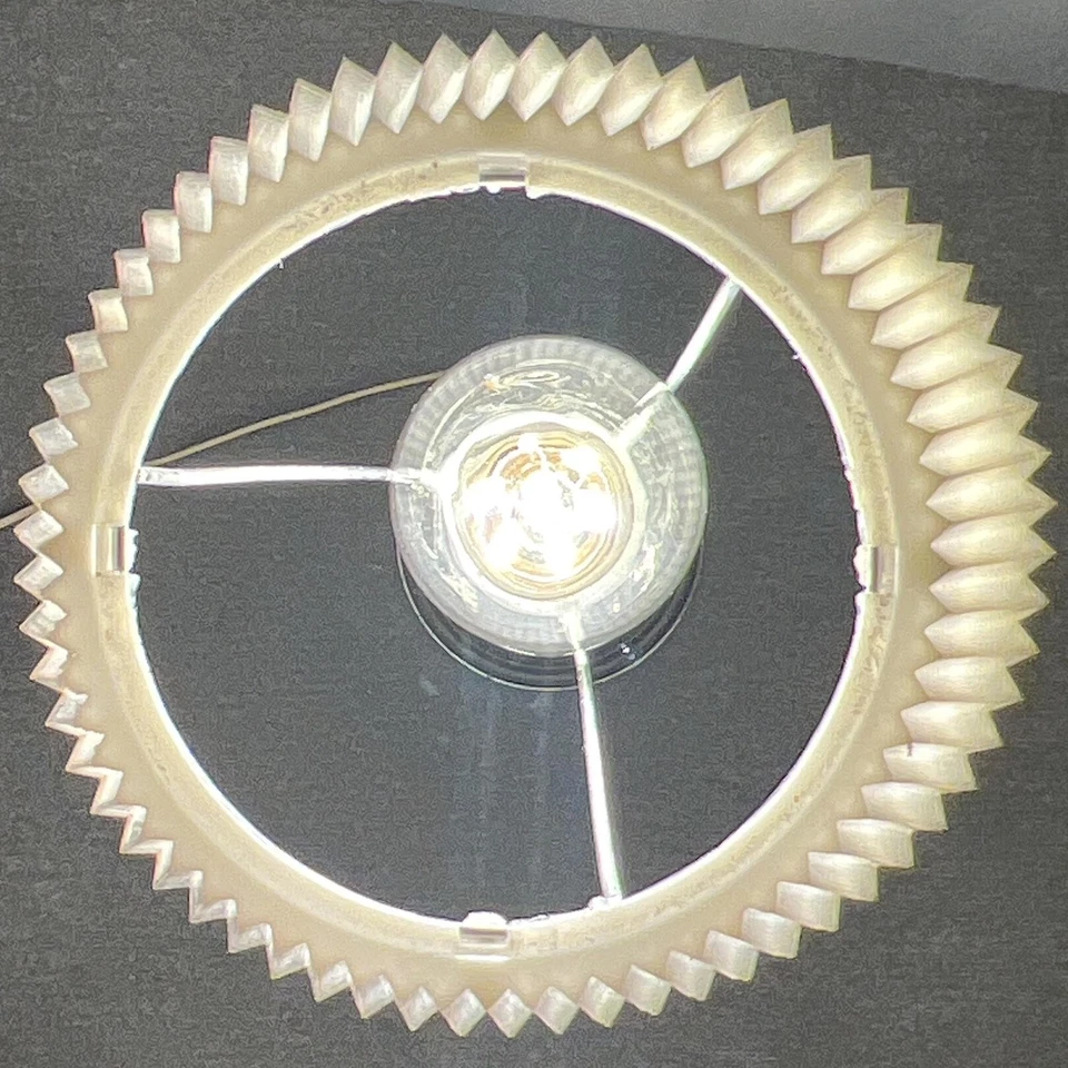 Lámpara de mesa vintage de vidrio esmerilado cuerpo con cuentas blancas pantalla plisada base cromada dorada Foto 3 de 4