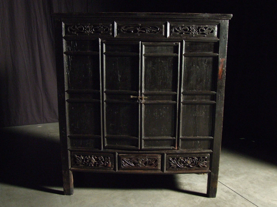 Hermoso gabinete guerrero chino de nogal negro antiguo Foto 2 de 4