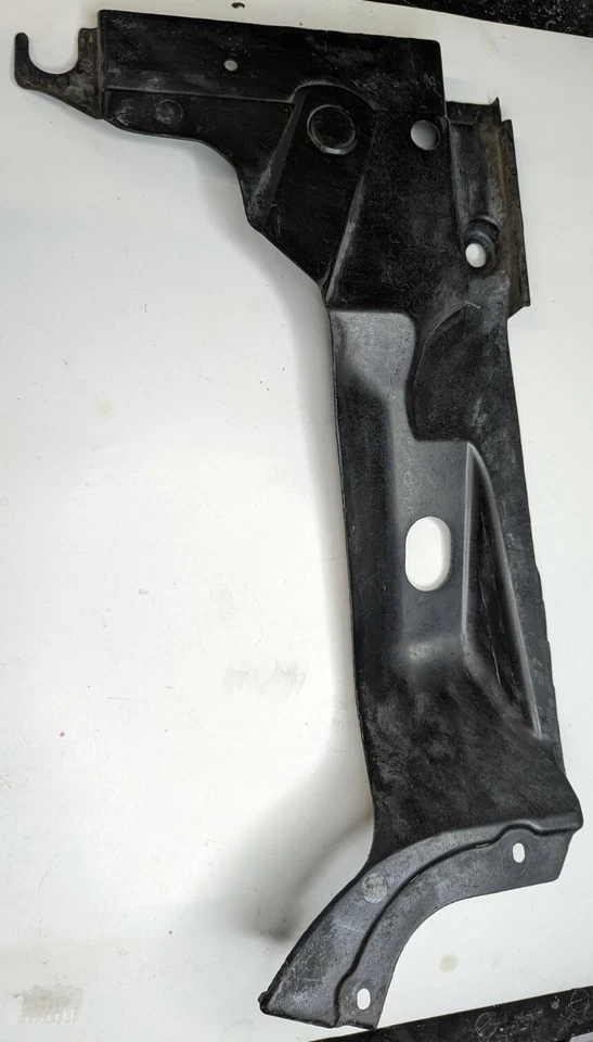 AUDI A4 S4 QUATTRO 2002-2009 - CONDUCTOR TRASERO IZQUIERDO Panel protector inferior de la carrocería / Forro Foto 3 de 3