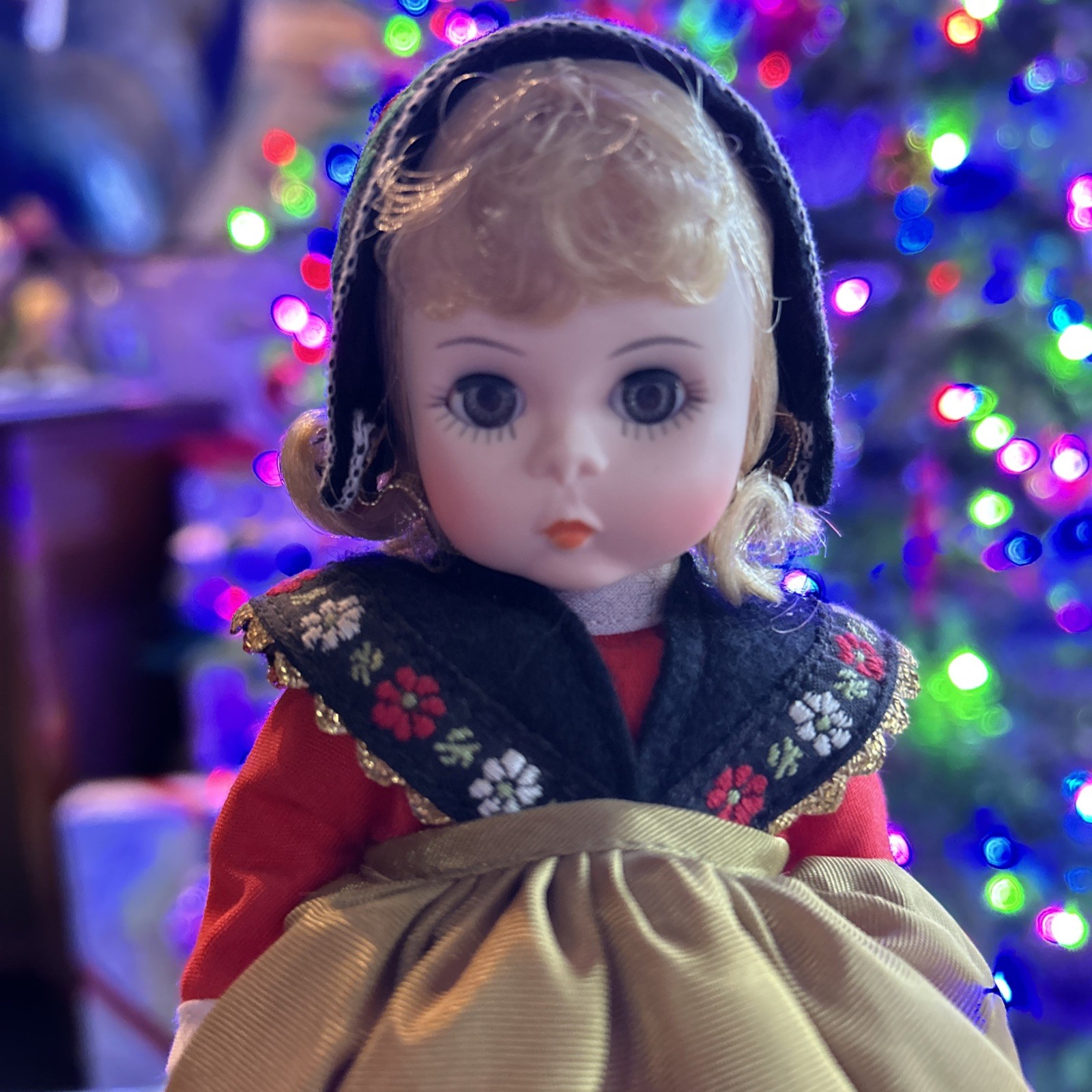 Original Vintage Madame Alexander International Doll Sweden 592 w/Box