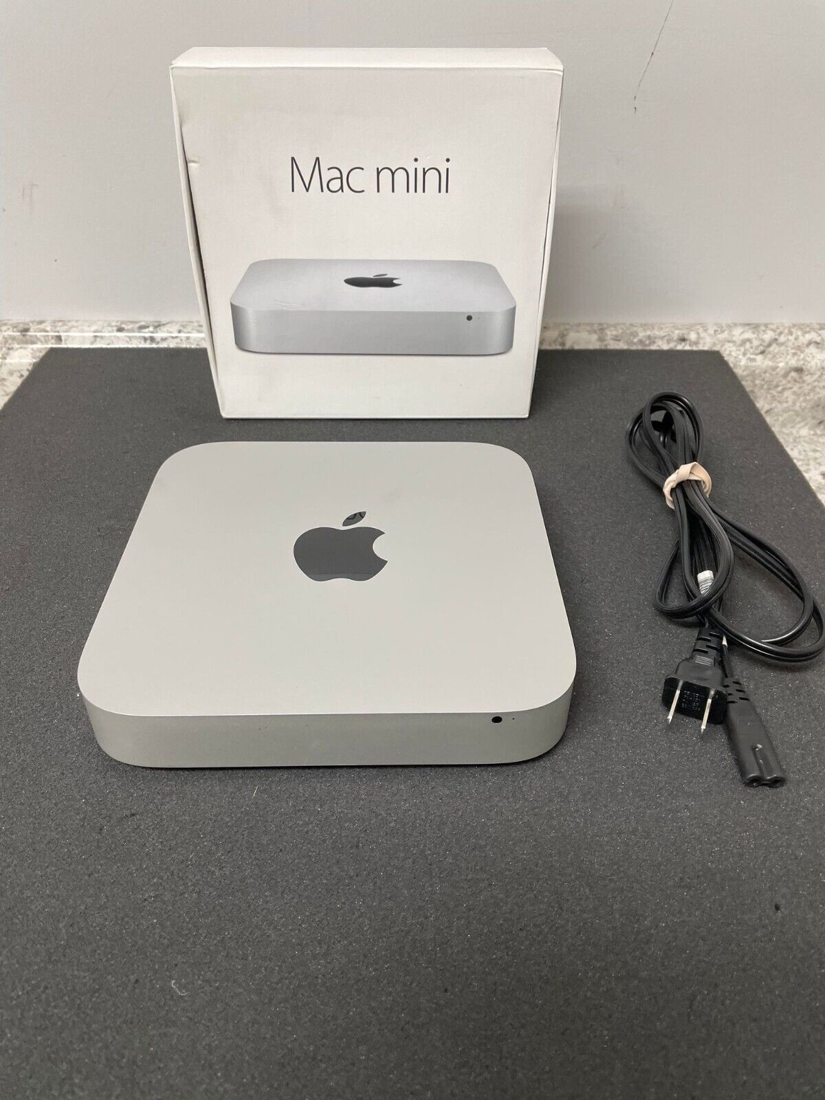 Apple Mac Mini Late 2014 - Intel i5 1.40GHz CPU - 4GB RAM - 250GB SSD - w/  Box