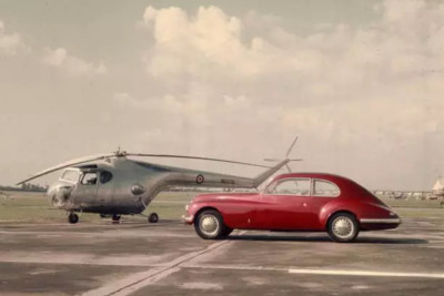 Bristol 401 Hellicopter auf der Startrampe neben einem Bristol Auto 1950 4x6 Foto