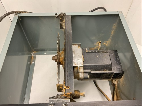 Delta 34-330 8 1/4 Bench Saw… Middle And Motor Only Works, For Parts - Picture 2 of 9