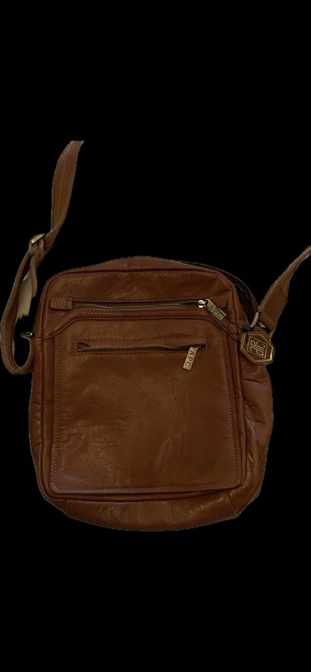 【NUEVO】A.P.C 13" BOLSA MENSAJERA CON SOLAPA DELANTERA MARRÓN, Unisex, Resistencia al Tiempo Foto 4 de 4