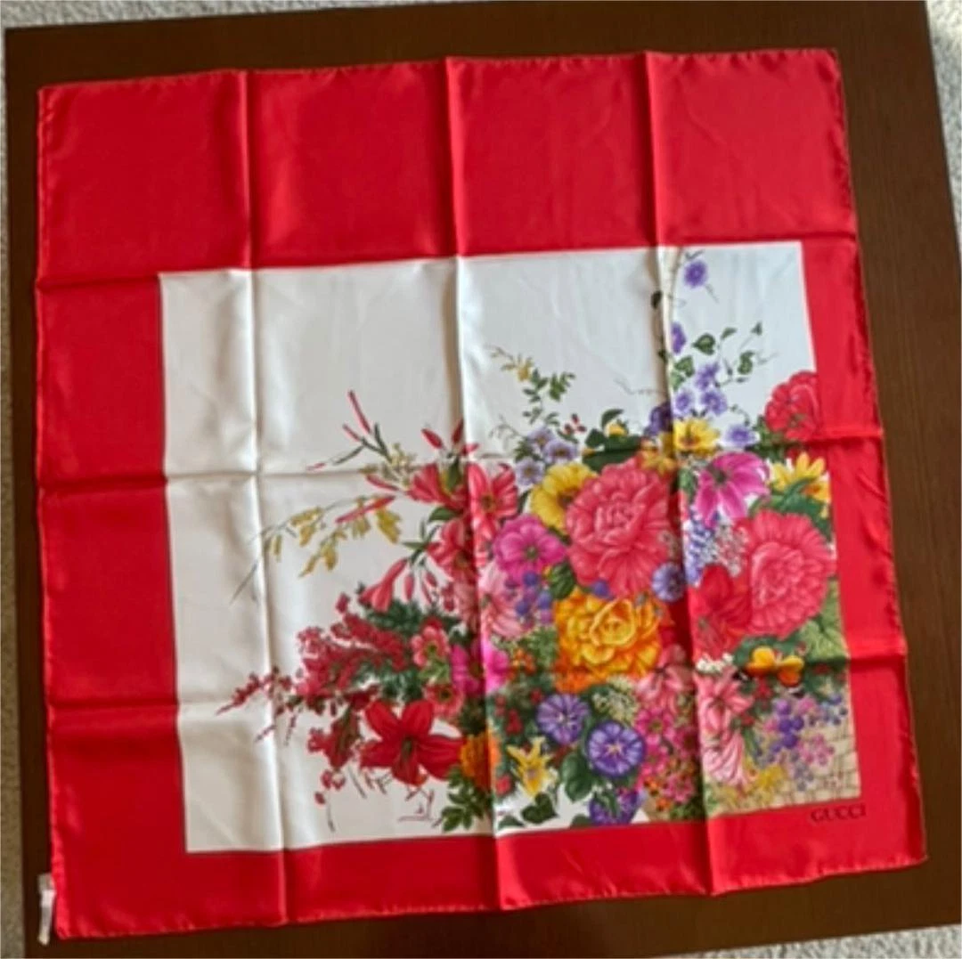 Authentique écharpe bandana mode femme GUCCI occasion, achetée à Tokyo