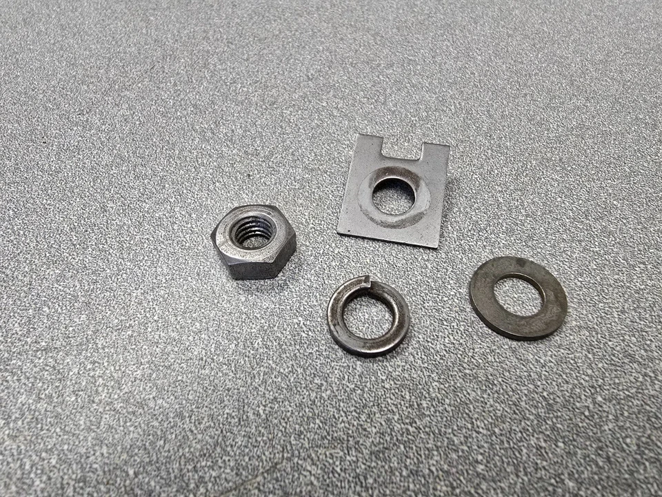 BONITO KIT DE MONTAJE EMBUDO ESCAPE PARACHOQUES TRASERO ORIGINAL PORSCHE 356B 356C 356SC 4 PIEZAS Foto 3 de 4