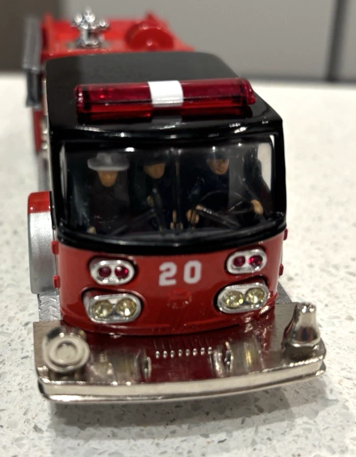 New Corgi Diecast American La France Chicago Fire Department Truck 97322 1:43 - Image 3 of 4