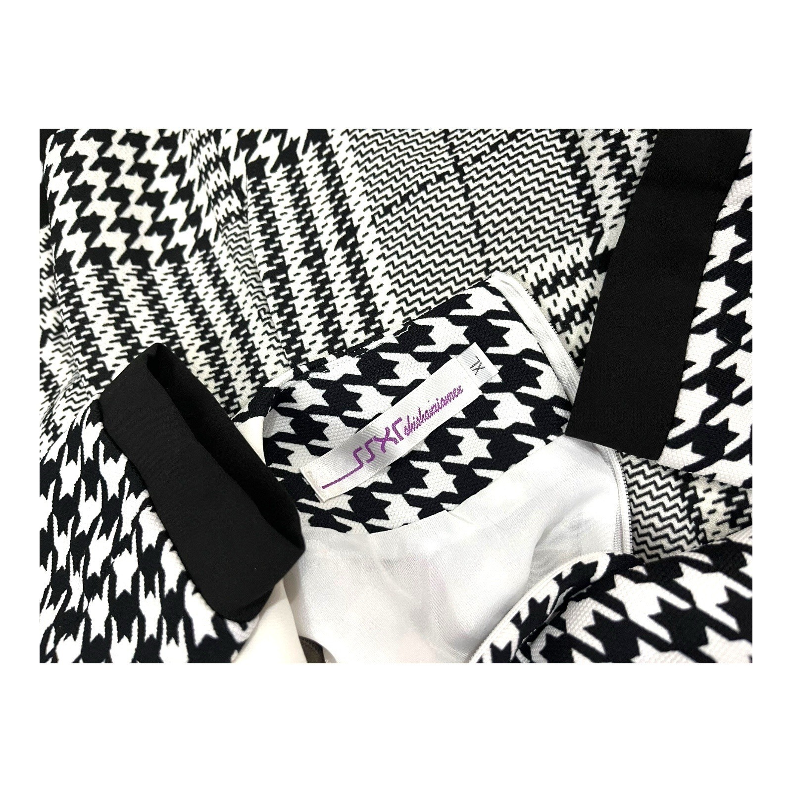 Houndstooth Check Pattern With High Contrast Pane… - image 14