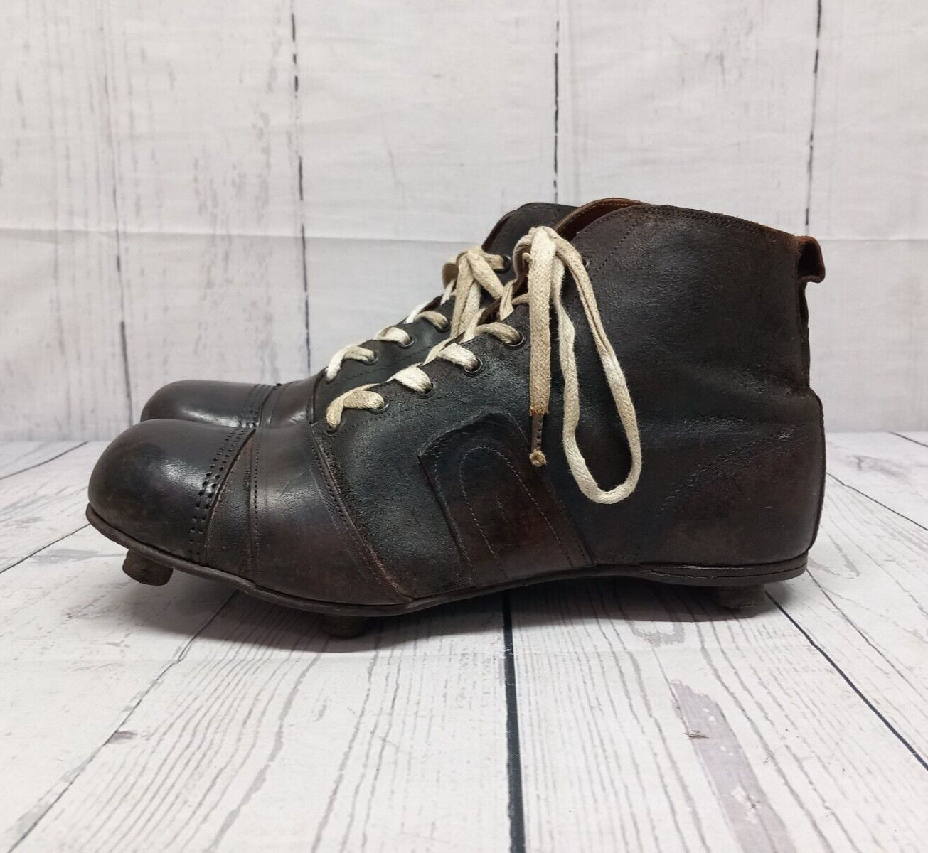 Botas de fútbol de los años 30 zapatos antiguos de cuero clavado tachuelas talla 9