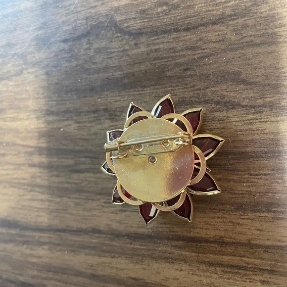 Broche Floral Avon Flor Pin en Caja de Regalo Rojo Baya Púrpura Tono Dorado Foto 4 de 4