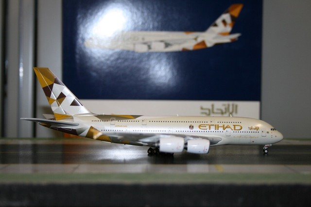 etihad toy plane