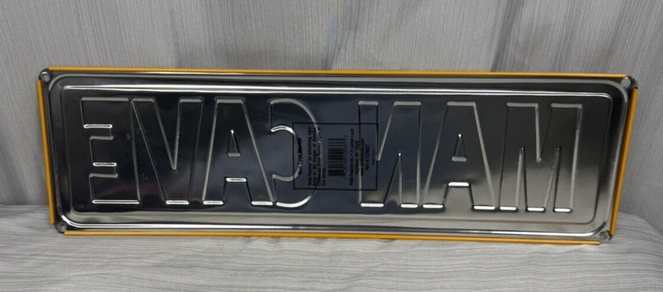 Letrero de hojalata Man Cave Marker Yellow Street 5,5 pulgadas x 18 pulgadas de Ande Rooney Inc. Foto 2 de 3