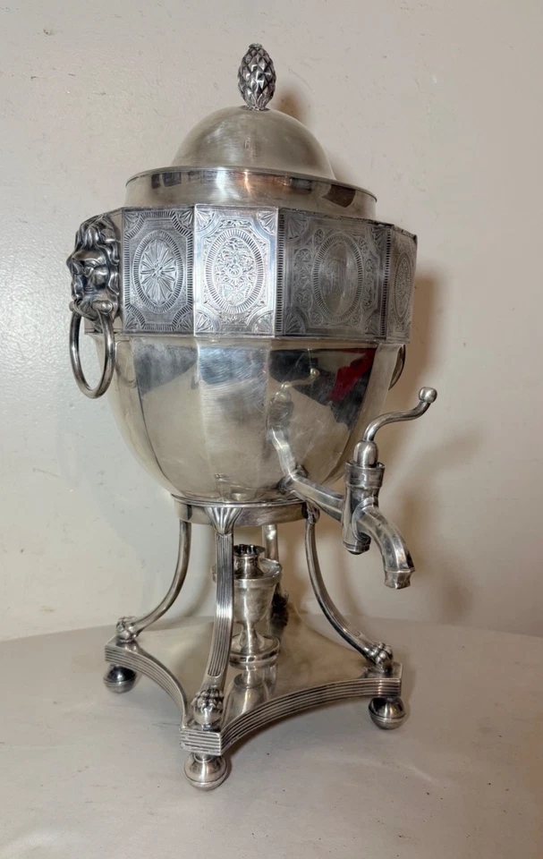Antigua urna de agua caliente inglesa Sheffield Plateada Samovar con asas de león Foto 2 de 4