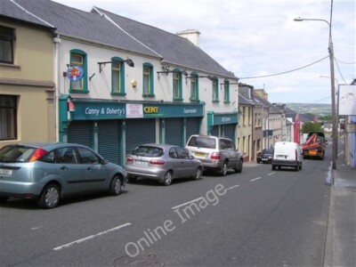 Foto 6x4 Canny & Dohertys, Carndonagh Cardonagh Blick nach Norden in Main St c2009