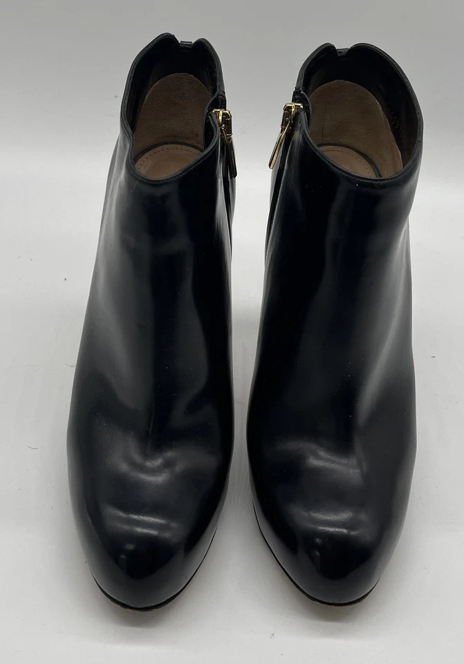 Botín Salvatore Ferragamo de cuero negro brillante con logotipo dorado en la espalda talla 8C Foto 2 de 4