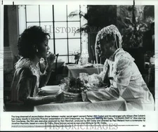1987 Press Photo Pat Colbert with Bill Cosby in scene from "Leonard Part 6"