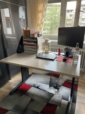 Hochwertiger Schreibtisch mit Kabeldurchlass - stabil & modern 