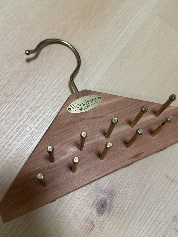 WOODLORE Madera Cedro Corbata y Cinturón Colgador Armario Organizador - Ambos Ganchos y Clavijas Foto 2 de 4
