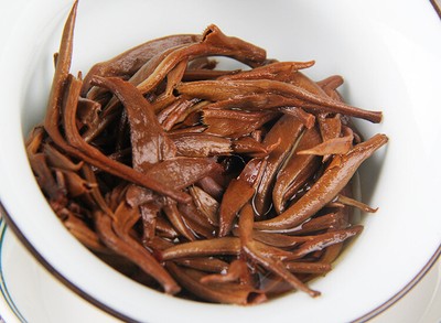 Premium Yunnan Black Tea Golden Buds Organic Red Tea Cake