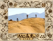 Marco de madera grabado con láser Moab Utah mezcla paisaje (5 x 7)