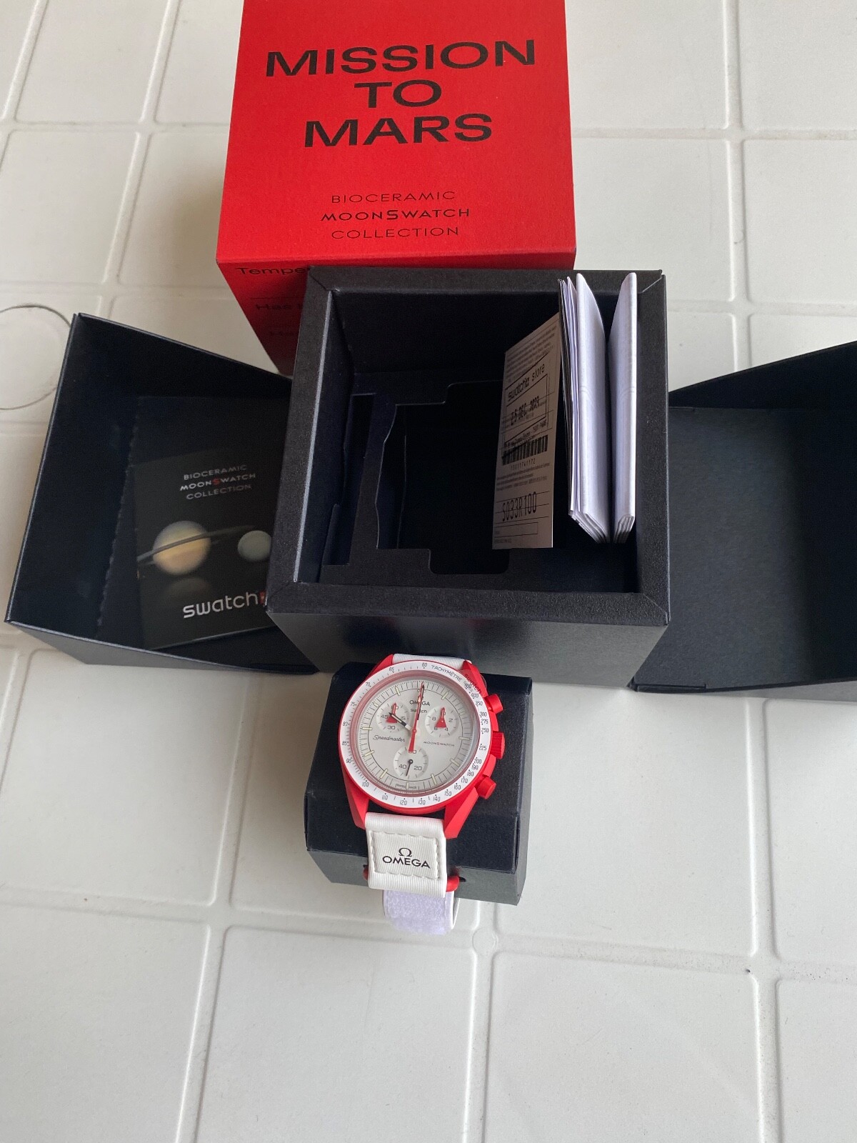 Montre Omega x Swatch Mars en biocéramique, style urbain et spatial au quotidien