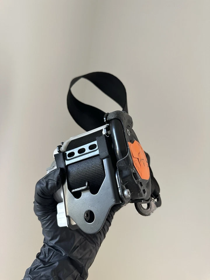 Volkswagen Touareg 2011-2014 trasero izquierdo lado conductor retractor cinturón seguridad trasero Foto 2 de 4