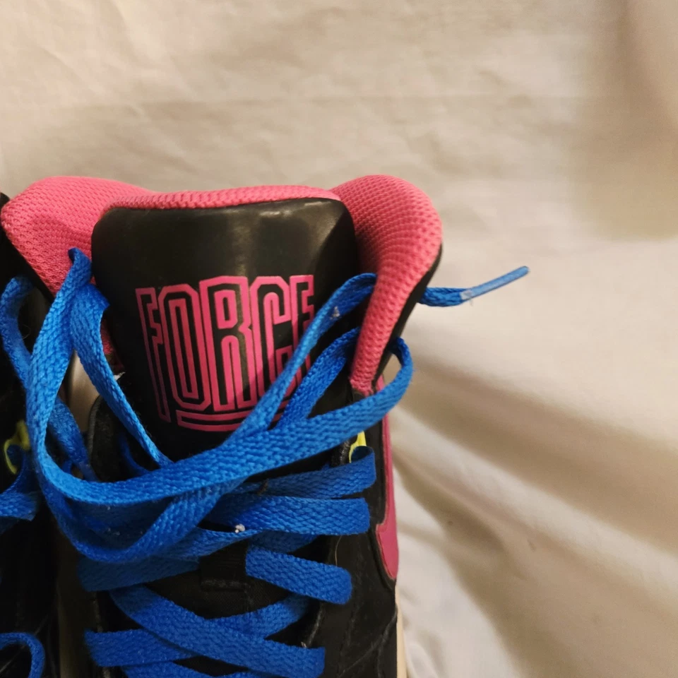Nike "Force" Negro y Rosa Caliente Zapatos de Baloncesto Juveniles 5 HI TOPS Foto 2 de 4