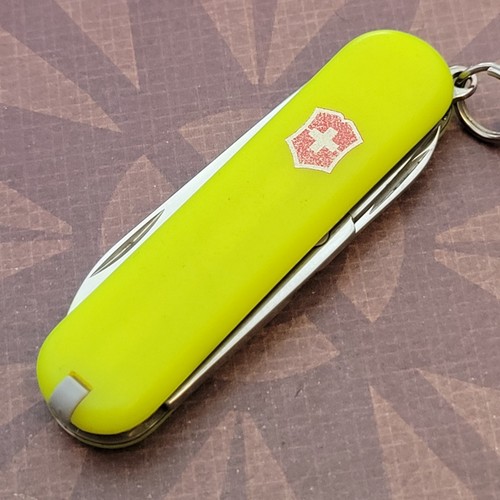 Victorinox Knife Switzerland Swiss Army Sak 58mm Classic SD GLOW In The Dark