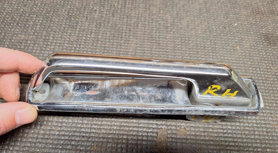 1971 Buick Riviera Passenger Car RH Door Handle 9834744 SHIPS WORLDWIDE - Image 2 of 4