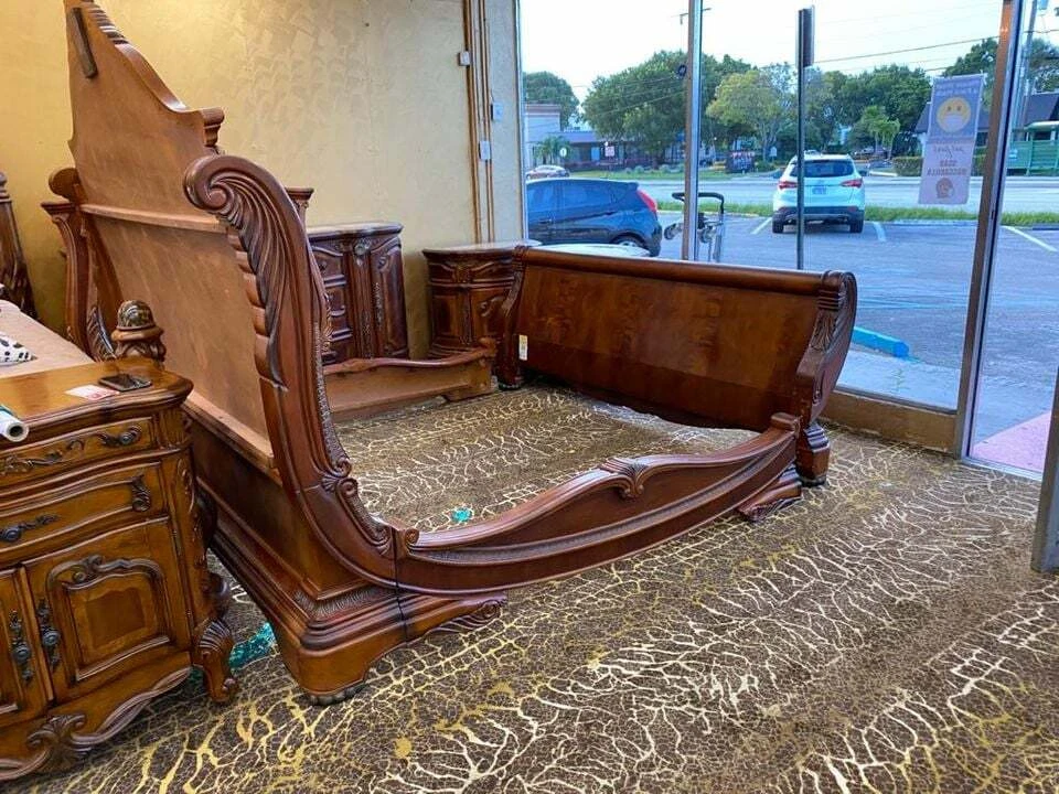 AICO by Michael Amini Cortina 5PC king size bedroom set - Image 3 of 4