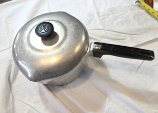 Vintage Wagner Ware Magnalite Dutch Oven 4 Qt. Pot #4684 P with Lid 4 3/4" Deep