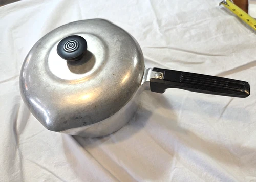 Vintage Wagner Ware Magnalite Dutch Oven 4 Qt. Pot #4684-P with Lid 4 3/4" Deep