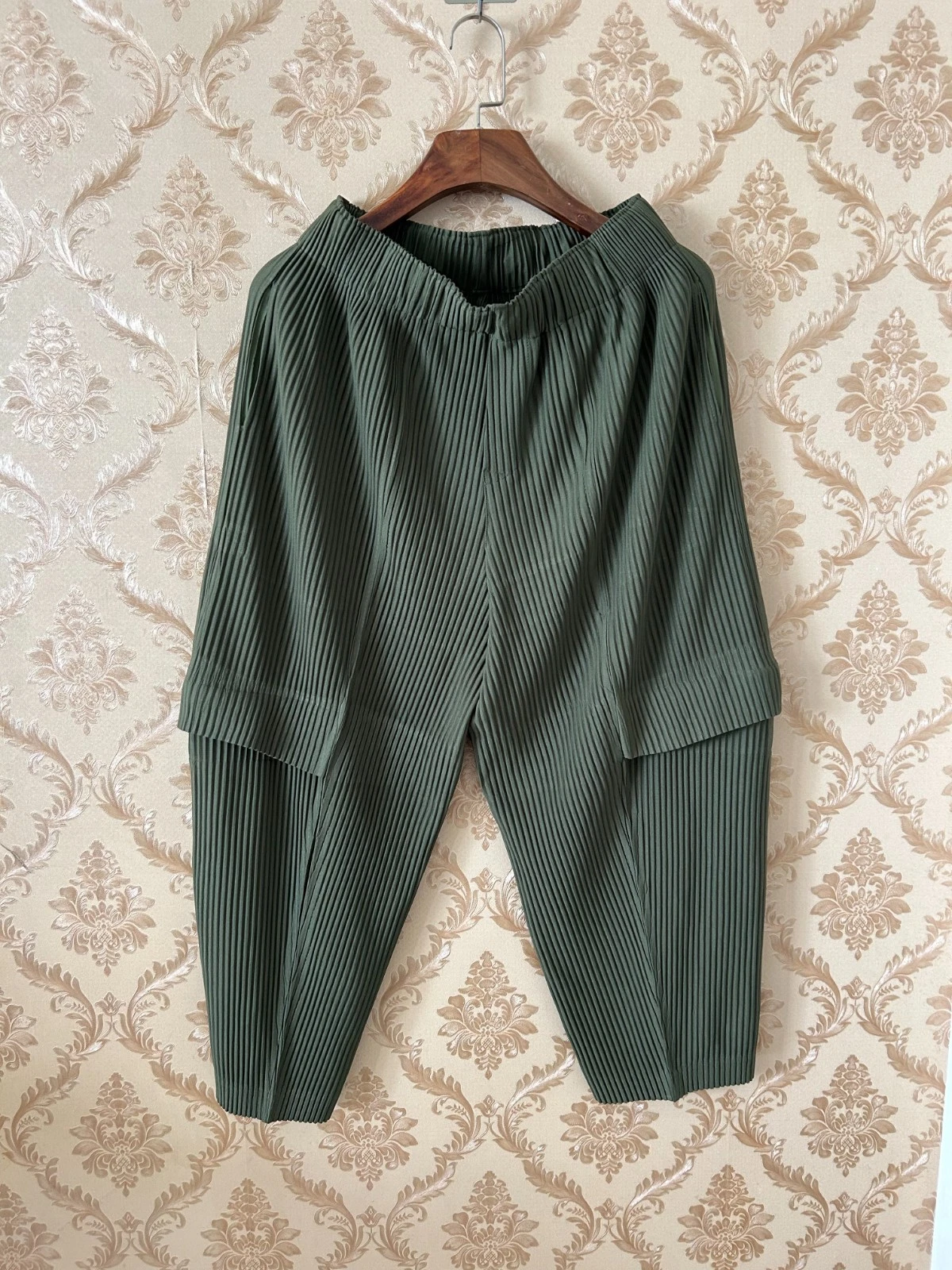 Homme Plisse Issey Miyake Pleated cargo pants cropped pants