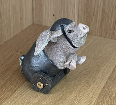 Pigs Might Fly - ''The Sty s the Limit'' - Vintage Schwein Figur mit Luftfahrtmotiv