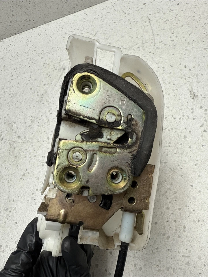 Actuador de pestillo de cerradura de puerta delantera derecha Nissan Frontier 2011 fabricante de equipos originales Foto 4 de 4