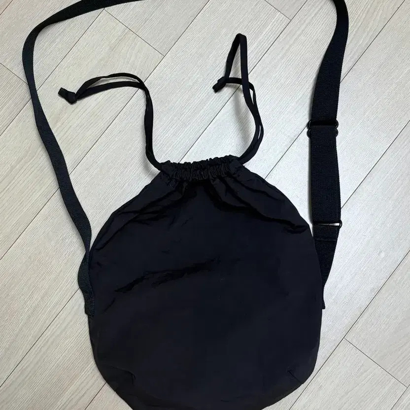 Uniqlo U Nylon Drawstring Crossbody Bag Light and Durable thumbnail 4